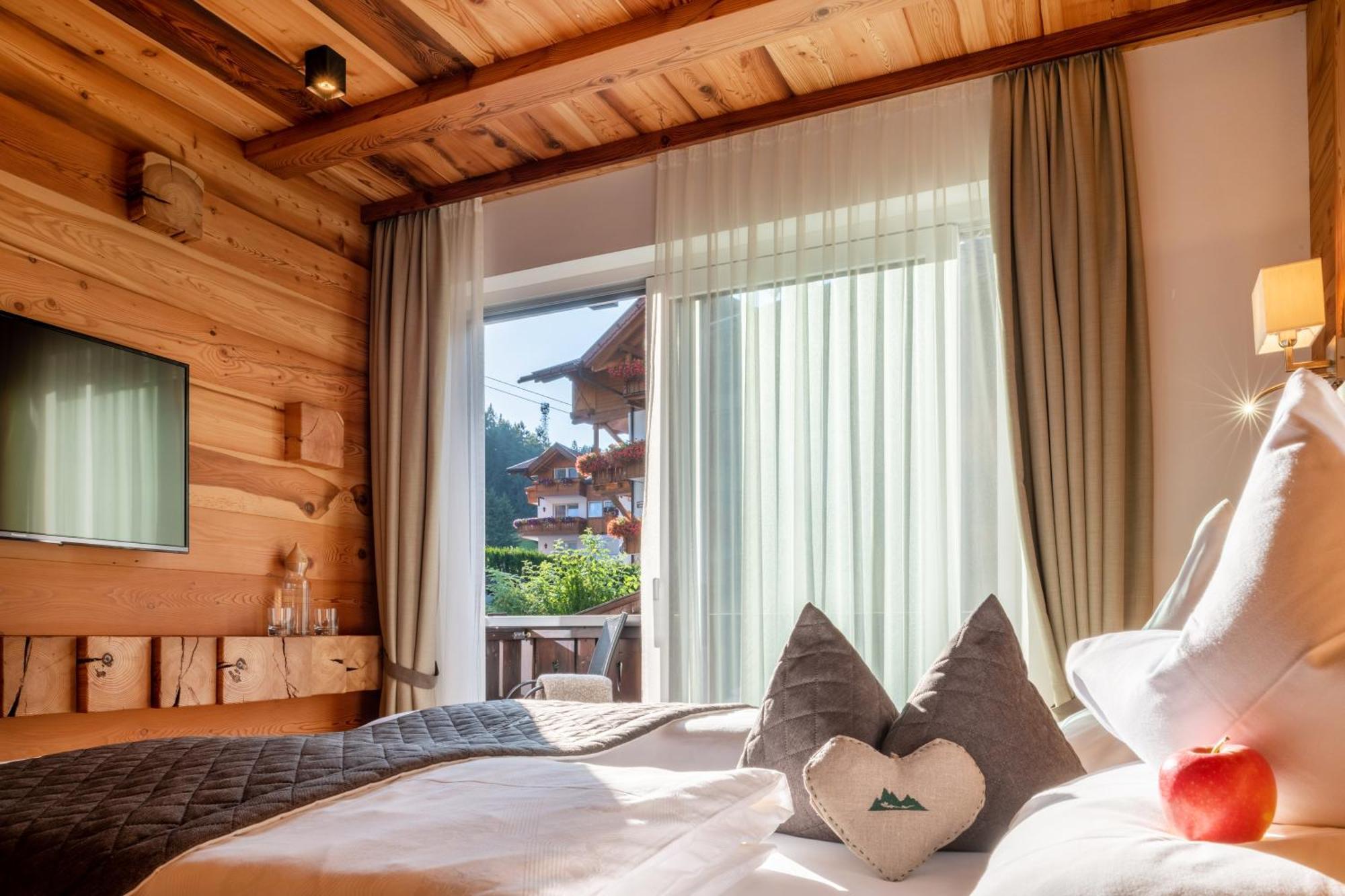 Chalet Elisabeth Dolomites Alpin & Charme Selva di Val Gardena Bagian luar foto